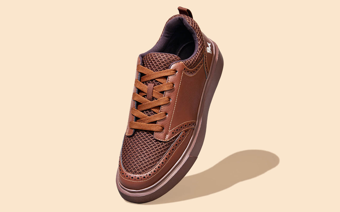 Pure Motion Sneakers : Tan